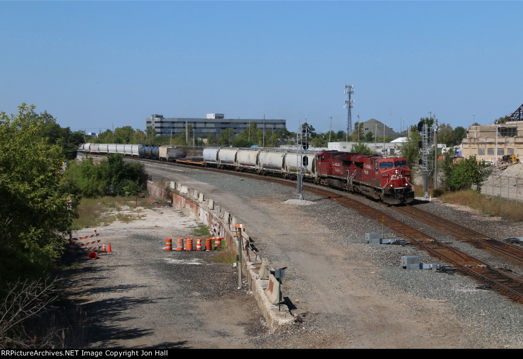 After changing crews at Oakwood, CP's train 140 rounds the curve as it heads for the tunnel